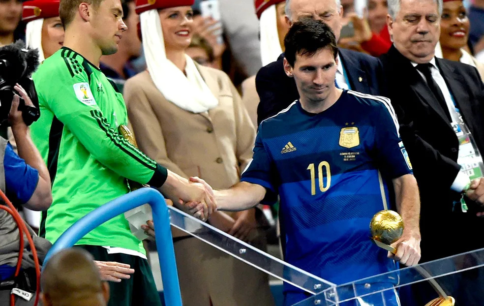 Messi com o prêmio de melhor jogador da Copa do Mundo. Foto: Reuters