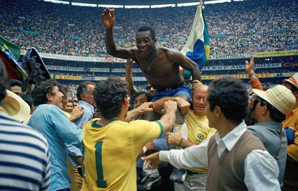 Pelé durante a comemoração do Tri em 1970. Foto: Alessandro Sabattini/Getty Images