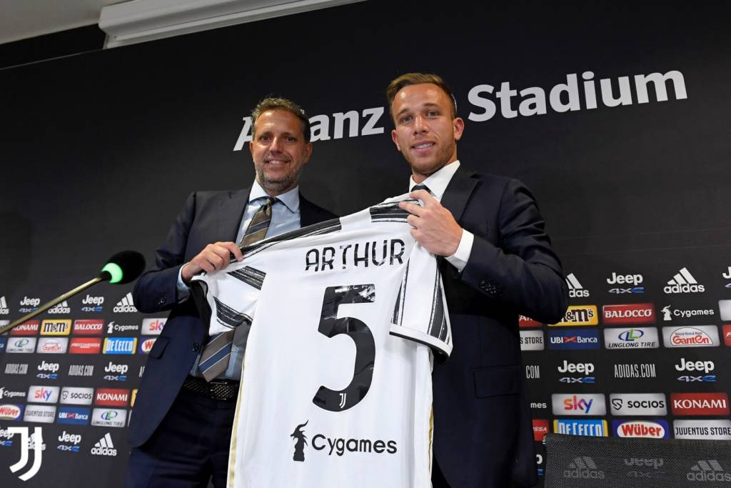 Arthur em sua chegada à Juventus. Foto: DIvulgação/Juventus