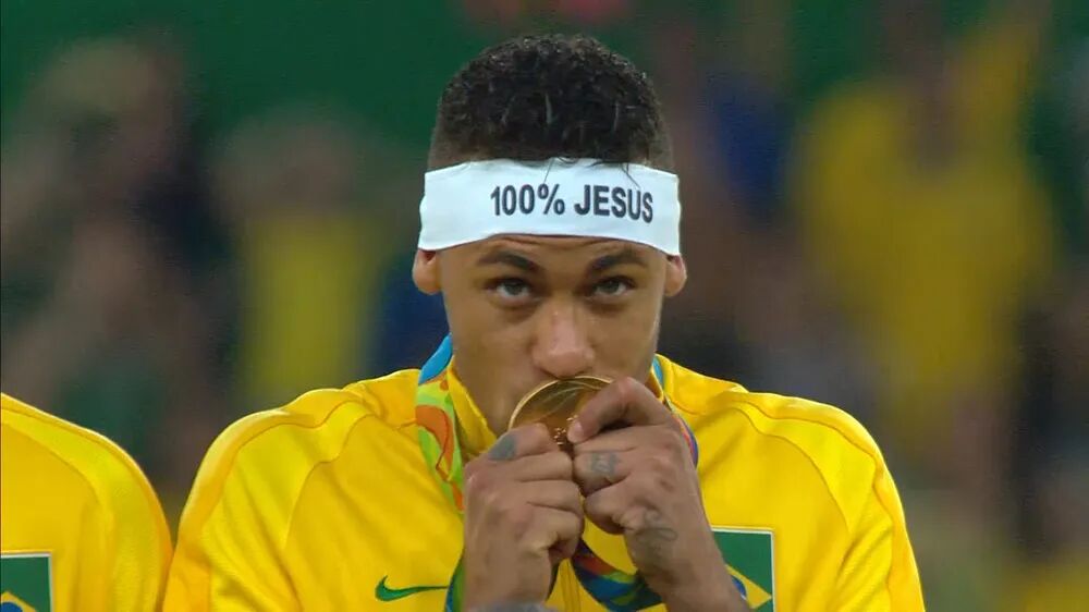 Neymar Jr. com a medalha de ouro nas Olimpíadas do Rio, em 2016 — Foto: Reprodução