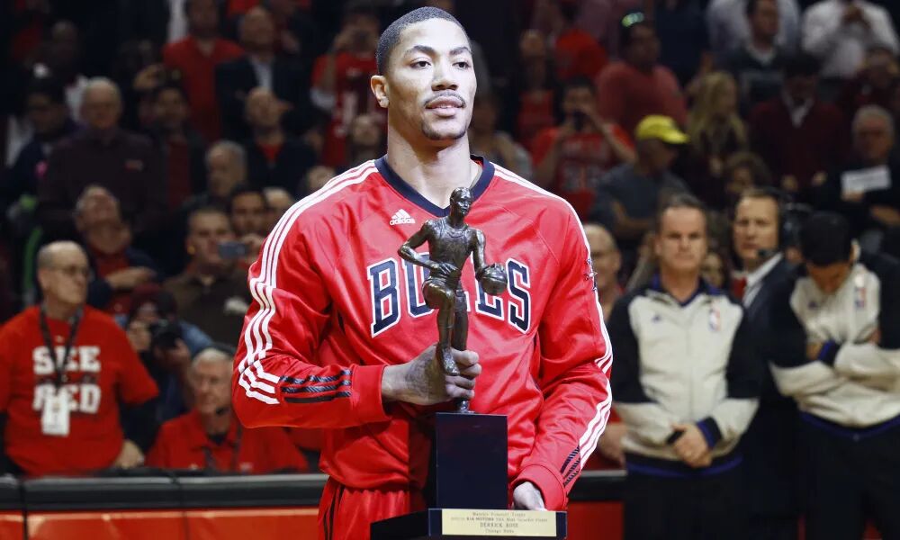 Derrick Rose com o prêmio de MVP aos 22 anos, em 2011, atuando pelo Chicago Bulls. Foto: Mike DiNovo-USA TODAY Sports